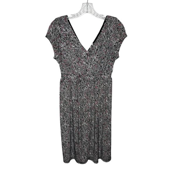 Madison Dresses & Skirts - Madison Short Sleeve V-Neck Dress Size S